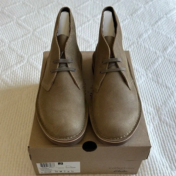 Clarks Tan Suede Chukka Boots with Crepe Sole - Picture 1 of 4